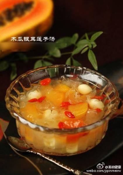 女人养颜美容必备佳品【木瓜银耳莲子汤】用料 银耳 1朵 木瓜 150克 辅料 莲子：50克枸杞子：少许 调料 冰糖：适量 1银耳泡发后洗净，撕成小碎块 2莲子清水泡涨 3木瓜去皮切小块备用 4银耳，莲子装进汤锅里，加清水，大火烧开 5加入冰糖 6倒入木瓜，煮开 7转小火，煮20分钟左右 8加入枸杞，再煮10分钟即可 如果喜欢口感粘稠的女生 可以停火后焖20分钟