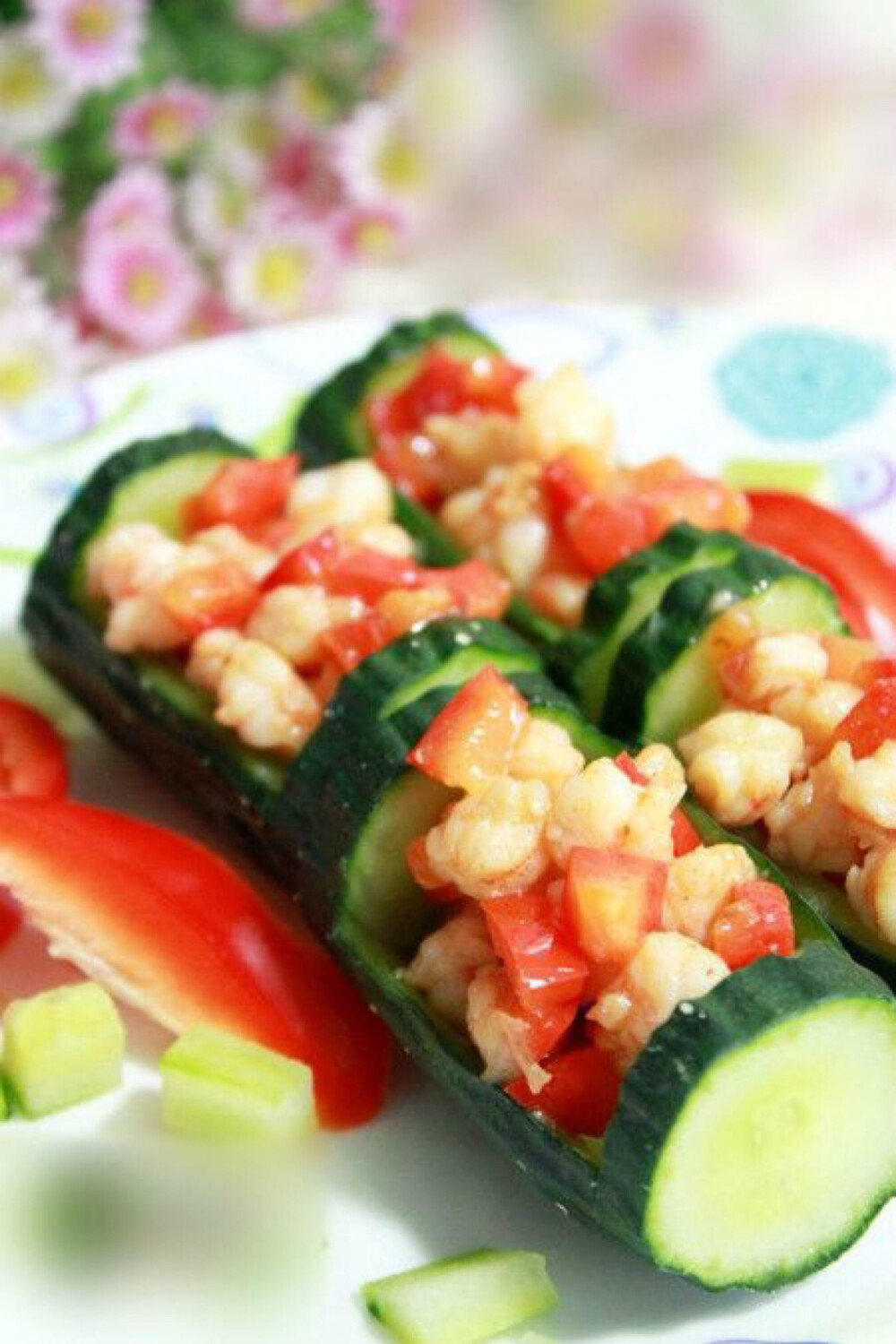 【黄瓜酿鲜虾】黄瓜洗净切成2寸左右长的段，用小刀挖出四方形，用勺子舀去瓜瓤；红椒切小粒；鲜虾去壳处理干净，切小丁，用料酒、生抽腌5分钟；起锅热油，下入虾丁炒至变色，加入红椒翻炒，点适量盐，水淀粉勾芡炒匀；依次装入黄瓜&amp;quot;碗&amp;quot;中即可。