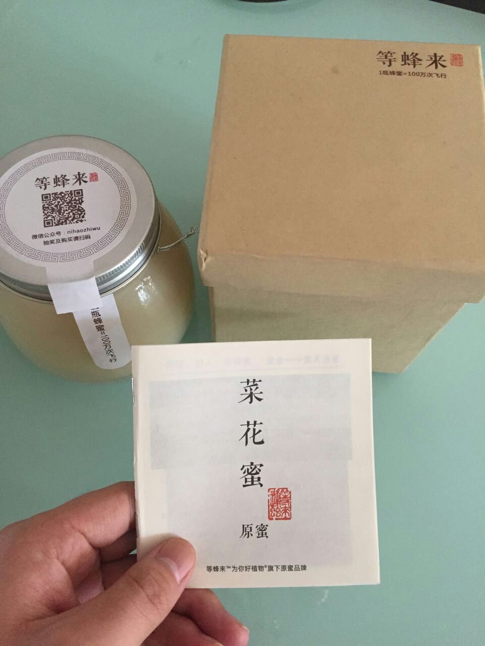 看过《舌尖上的中国》的朋友应该都知道这款蜂蜜，等蜂来纯天然油菜花蜜，据说是史上最有情怀的蜂蜜。因为一瓶蜂蜜=一百万次飞行，每一次飞行都有不同的故事与风景。全部纯天然采集，纯正的结晶蜜，口感特别香润，每天坚持喝，干燥烦恼一扫而光！