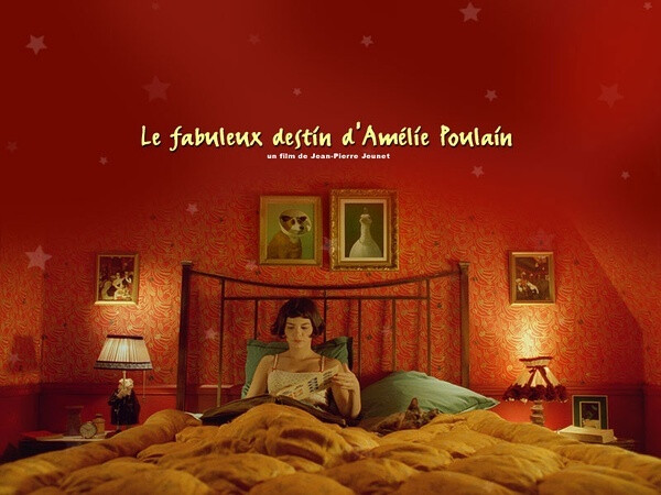 「天使爱美丽 | Le fabuleux destin d'Amélie Poulain」由让-皮埃尔·热内执导，奥黛丽·塔图、马修·卡索维茨、贾梅尔·杜布兹和多米尼克·皮诺等联袂出演。
电影讲述艾米丽有着不幸的童年，不过这一切都毫不影响她对生活的豁达乐观。戴安娜王妃的去世让她倍感人生的孤独脆弱，从此开始了一系列令人哭笑不得的助人计划。