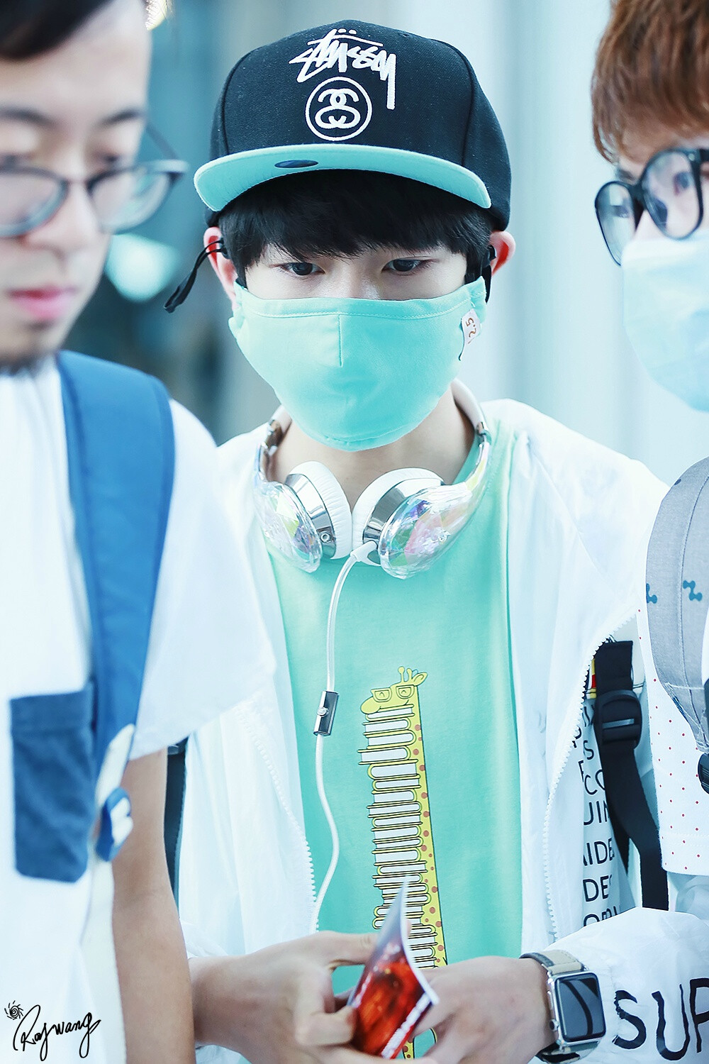 TFBOYS王源 150620 重庆赴北京 cr：RoyWang1108