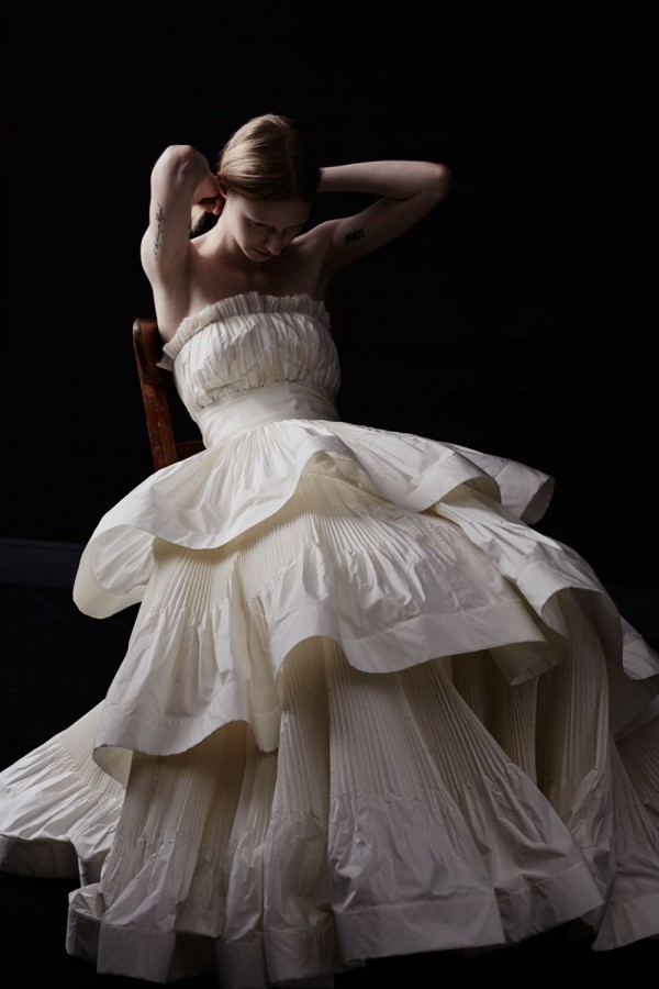 法国历史最悠久的高级时装品牌Lanvin（朗雯）推出Lanvin Blanche 2014婚纱系列，剪裁设计充满突破的婚纱适合那些既热爱幻想又喜欢打破常规的新娘