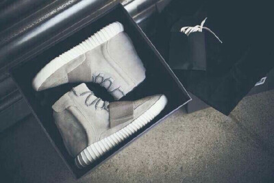 Kanye West Yeezy 750 Boost 阿迪达斯