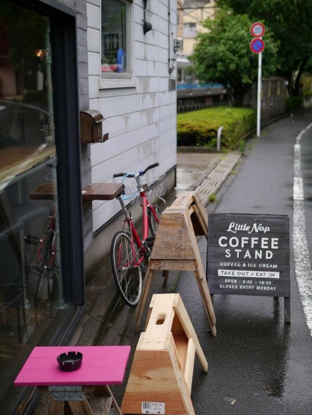 代代木公园 | Little Nap COFFEE STAND東京渋谷区代々木5-65-4 Little Nap不同于普通咖啡馆的地方在于，老板濱田大介希望打造的是如汽车加油站一般的咖啡站点，在人流过速的代代木公园沿街，过路的人，过路的车，都在这儿休息片刻在出发，在这里咖啡不仅仅是一杯普通饮品，更像是给路人打气充电的精神食粮。