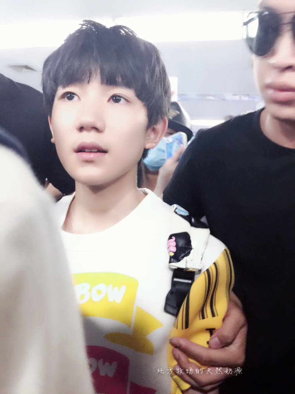 TFBOYS王源 150622北京赴南京 cr:北方牧场的天然奶源