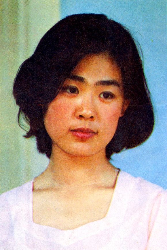 丛珊，1962年5月19日生于中国北京，中国内地影视女演员。 1981年，十八岁的丛珊考入中央戏剧学院表演系；1982年，主演的电影《牧马人》，同年当选《中国青年报》“最喜爱的十大青年银幕形象”；1983年，丛珊参演谢晋导演的电影《秋瑾》；1985年出演《良家妇女》饰演余杏仙。 1987年丛珊在法国政府奖学金的资助下进入法国高等戏剧学院学习；1996年，丛珊带着儿子回国定居。 2013年8月，参演陆毅、秦海璐主演的电视剧《假如生活欺骗了你》 。♣