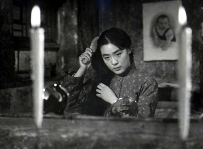 丛珊，1962年5月19日生于中国北京，中国内地影视女演员。 1981年，十八岁的丛珊考入中央戏剧学院表演系；1982年，主演的电影《牧马人》，同年当选《中国青年报》“最喜爱的十大青年银幕形象”；1983年，丛珊参演谢晋导演的电影《秋瑾》；1985年出演《良家妇女》饰演余杏仙。 1987年丛珊在法国政府奖学金的资助下进入法国高等戏剧学院学习；1996年，丛珊带着儿子回国定居。 2013年8月，参演陆毅、秦海璐主演的电视剧《假如生活欺骗了你》 。♣