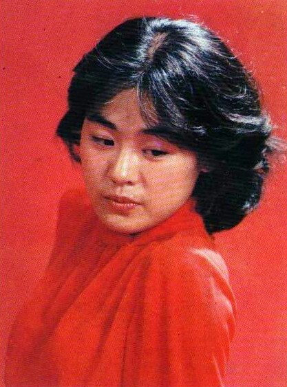 丛珊，1962年5月19日生于中国北京，中国内地影视女演员。 1981年，十八岁的丛珊考入中央戏剧学院表演系；1982年，主演的电影《牧马人》，同年当选《中国青年报》“最喜爱的十大青年银幕形象”；1983年，丛珊参演谢晋导演的电影《秋瑾》；1985年出演《良家妇女》饰演余杏仙。 1987年丛珊在法国政府奖学金的资助下进入法国高等戏剧学院学习；1996年，丛珊带着儿子回国定居。 2013年8月，参演陆毅、秦海璐主演的电视剧《假如生活欺骗了你》 。♣