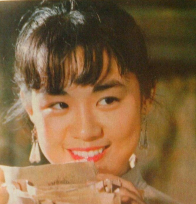 丛珊，1962年5月19日生于中国北京，中国内地影视女演员。 1981年，十八岁的丛珊考入中央戏剧学院表演系；1982年，主演的电影《牧马人》，同年当选《中国青年报》“最喜爱的十大青年银幕形象”；1983年，丛珊参演谢晋导演的电影《秋瑾》；1985年出演《良家妇女》饰演余杏仙。 1987年丛珊在法国政府奖学金的资助下进入法国高等戏剧学院学习；1996年，丛珊带着儿子回国定居。 2013年8月，参演陆毅、秦海璐主演的电视剧《假如生活欺骗了你》 。♣