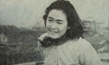 丛珊，1962年5月19日生于中国北京，中国内地影视女演员。 1981年，十八岁的丛珊考入中央戏剧学院表演系；1982年，主演的电影《牧马人》，同年当选《中国青年报》“最喜爱的十大青年银幕形象”；1983年，丛珊参演谢晋导演的电影《秋瑾》；1985年出演《良家妇女》饰演余杏仙。 1987年丛珊在法国政府奖学金的资助下进入法国高等戏剧学院学习；1996年，丛珊带着儿子回国定居。 2013年8月，参演陆毅、秦海璐主演的电视剧《假如生活欺骗了你》 。♣