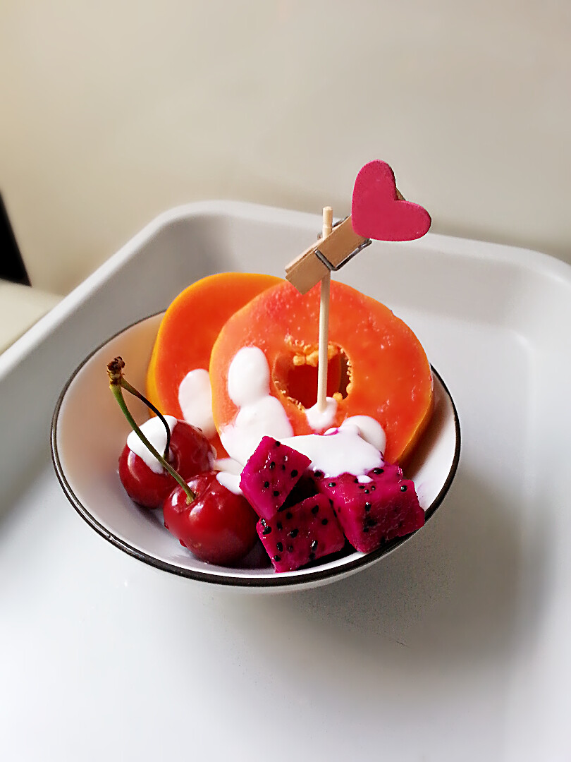 今年夏威夷木瓜，大丰收！但是每次掉下来都烂了一个口，为他不拿东西，接住，这个最甜了。