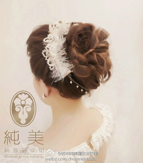 新娘盘发。