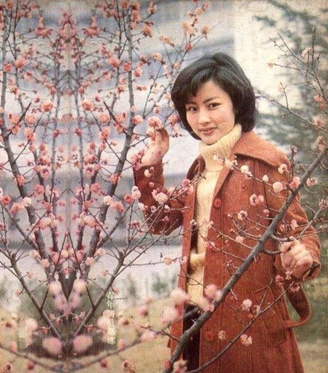 赵娜，山东青岛人，中国内地女演员。 1976年考入山东话剧团，后调入“八一”电影制片厂演员剧团。1980年开始，陆续拍摄了《元帅之死》、《花枝俏》、《大渡河》、《天山行》、《何处不风流》等影片，1985年进入北京电影学院表演干部专修班，毕业后因感情问题离开八一厂，回老家经商卖青岛啤酒。?