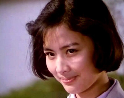 赵娜，山东青岛人，中国内地女演员。 1976年考入山东话剧团，后调入“八一”电影制片厂演员剧团。1980年开始，陆续拍摄了《元帅之死》、《花枝俏》、《大渡河》、《天山行》、《何处不风流》等影片，1985年进入北京…