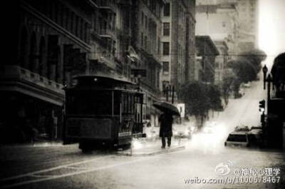 即使滂沱大雨。也要走的坦荡。