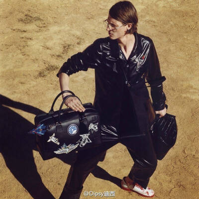 Loewe Mens S/S 2016┃自从84年生的新设计总监Jonathan Anderson接手西班牙老牌@LOEWE罗意威 后就是在越来越年轻越来越童趣的道路上一路小跑，本季主题来自日本动漫，喷绘或拼接而成的宇宙银河系,战斗机,变形金刚甚…