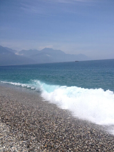 七星潭海边玩会水 铺满鹅卵石的沙滩 踩着海浪