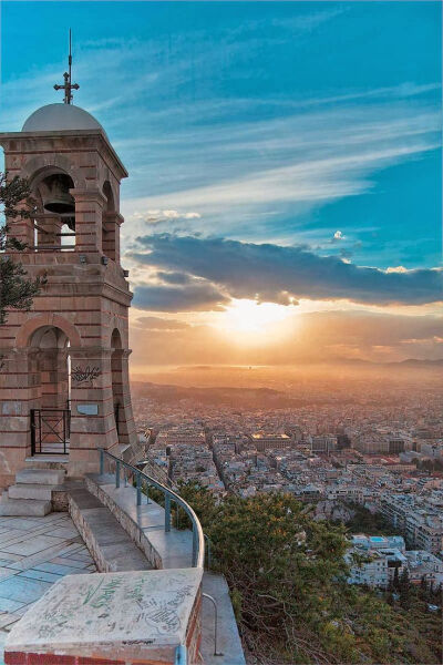Athens,Greece。希腊雅典，作为希腊首都，也是希腊最大的城市。雅典位于巴尔干半岛南端，三面环山，一面傍海，西南距爱琴海法利龙湾8公里，属亚热带地中海气候。雅典是希腊经济、财政、工业、政治和文化中心。雅典也…