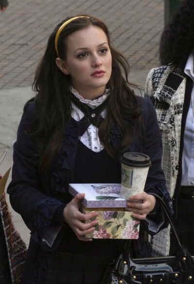 最爱Blair的学院风，衬衫+毛衣+百褶裙，外面套一件大衣，最后再搭配芭蕾鞋；claires发箍 bluefly白色绉边衬衫 bluefly v领毛衣 urbanoutfitters深蓝色绉边大衣 French Toast格子裙 Anne Klei…