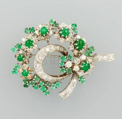 绿宝石和钻石胸针。一束花风格，圆斜面的祖母绿总约4.00ct，钻石总约2.20 CT威赛尔顿/ vs-p，约13.70克，约3.5 x4.5厘米