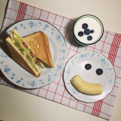 牛油果鸡蛋三明治+酸奶蓝莓