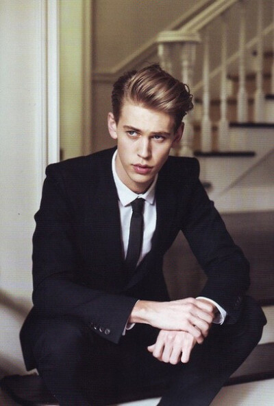 黑西装白衬衫_ Celeb Austin Butler-奥斯汀·巴特勒