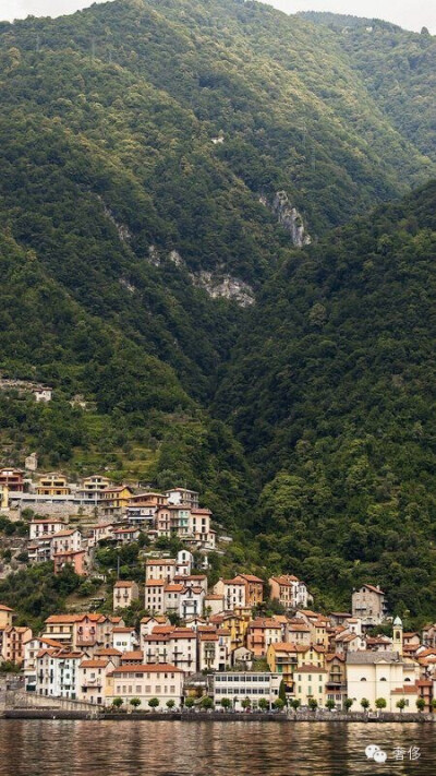 5.Lake Como 科莫湖 科莫湖位于阿尔卑斯山南麓的一个盆地中，被几座山包围并分割，总体呈Y字型，是一个狭长 形湖泊?？颇鼙卟唤銎蛞巳?，植被丰富，湖岸边还有许多极具历史价值和建筑艺术价值的别墅，现代许多…