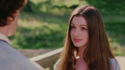 Anne Hathaway 2004年主演的《魔法灰姑娘》，10年前的安妮，虽然有点稚气有点婴儿肥，但依旧女神气质尽显