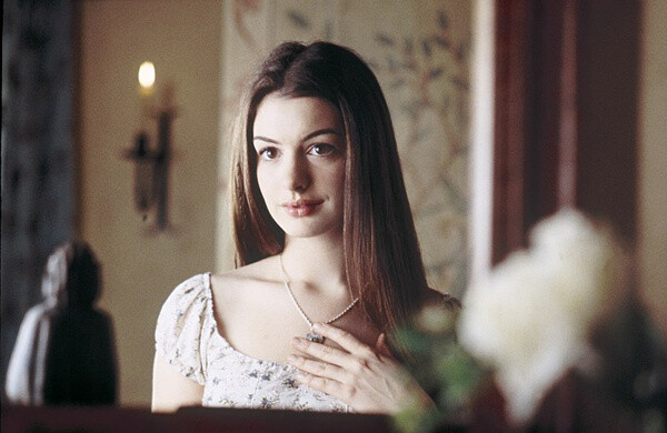 Anne Hathaway 2004年主演的《魔法灰姑娘》，10年前的安妮，虽然有点稚气有点婴儿肥，但依旧女神气质尽显