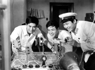 王伟平 出生地：江苏 出生日期：1954年2月1日 职业：电影演员 代表作品：《小字辈》 人物简介：上海电影制片厂演员。十多年来，他参加拍摄了近三十部影片，其中担任主角的有十部之多。如电影《小字辈》（饰革新迷小…