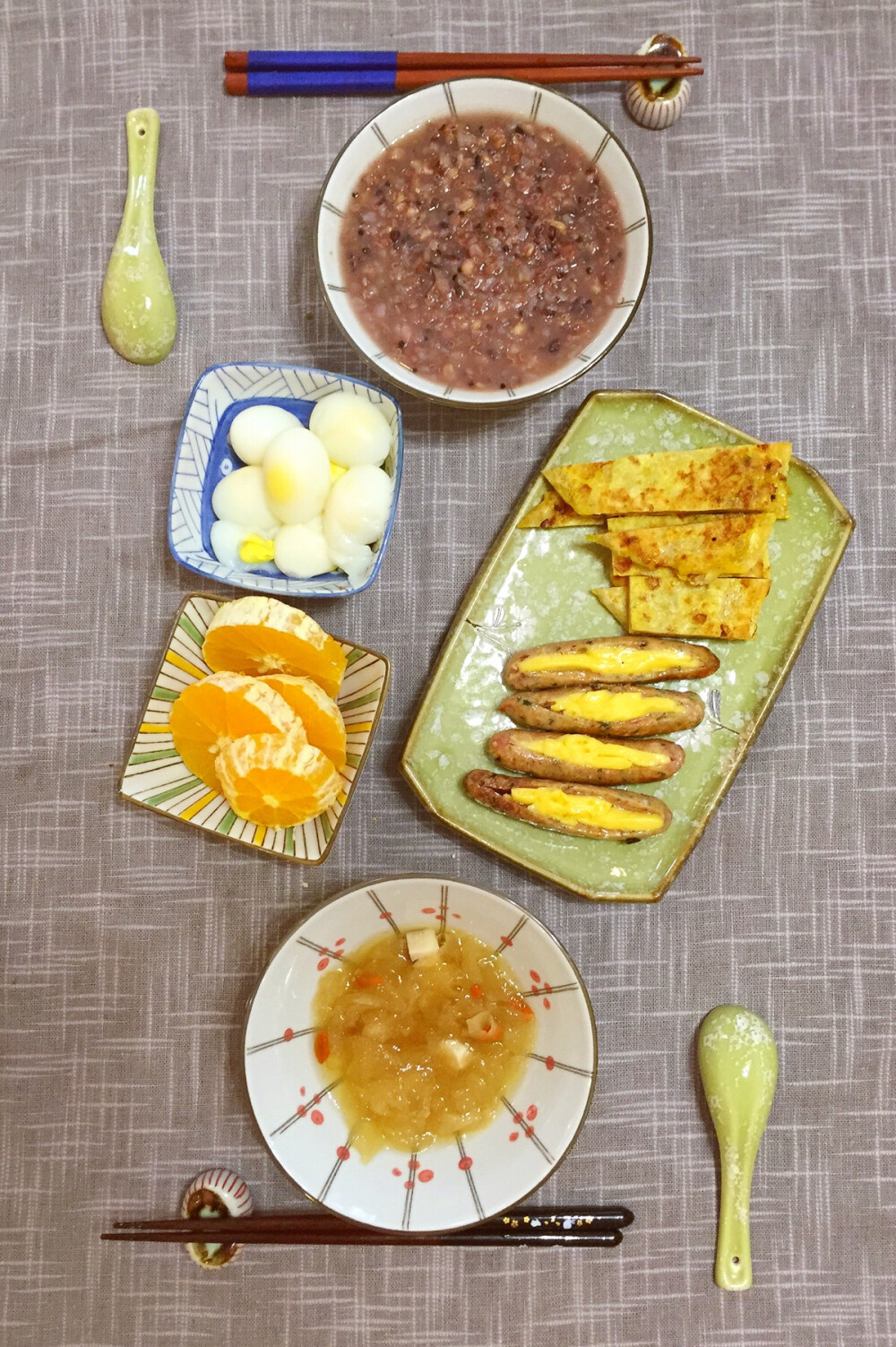 偷懒…杂粮粥+银耳羹+厨余煎饼+橙子+鸽子蛋+芝士香肠…