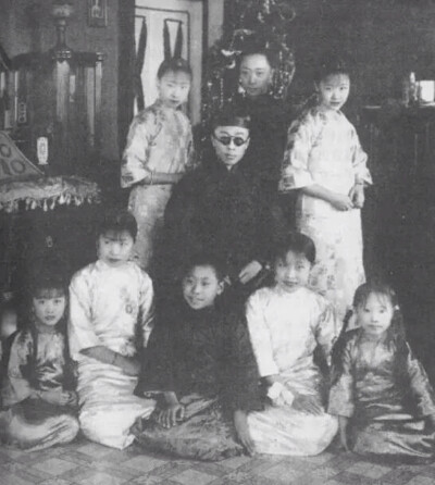 这张是溥仪和弟弟妹妹。女孩子们长的都不错，尤其是他的亲妹妹三妹（照片上排右边第一位）和异母小妹妹（照片下边左一位），是个美人。照片上排左边第一位是亲妹子二妹，面相显得有点尖酸，远不上三妹雍容。