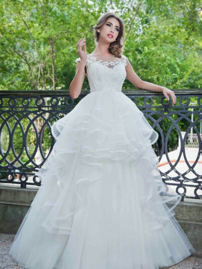 Maya Fashion 2015 Wedding Dresses 充满华丽花边的细节和复杂的珠绣和刺绣,Maya时尚婚纱礼服的设计是浪漫的，复杂的和永恒的.