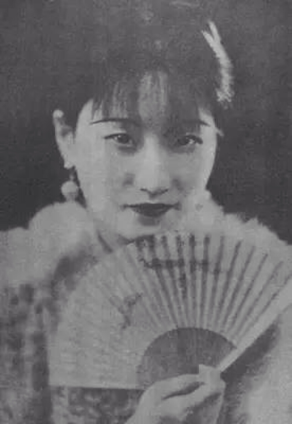 陆小曼（1903-1965），民国名媛。这个人不太熟悉，知道她是徐志摩的老婆。还是个画家，师从刘海栗、陈半丁、贺天健等名家，算是名流；父亲陆定原是财政部的赋税司司长，算是高干。她18岁时，逐渐名闻北京社交界。是一位出色的沙龙女主人。