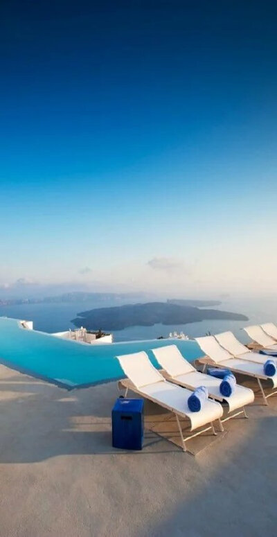 坐落在圣托里尼岛峭壁上的Santorini Grace泳池酒店