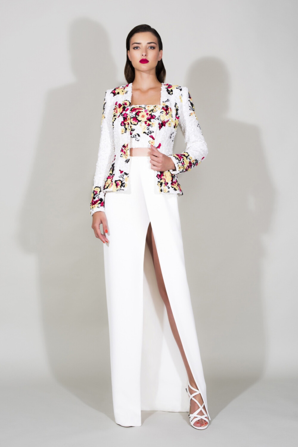 Zuhair Murad Resort 2016。祖海·慕拉2016早春度假系列延续了一贯的仙气和优雅，却不再是不食烟火的超凡，各式印花、刺绣甚至立体花为各种裙装再添几分动人。高腰+大裙摆就是优雅与惊艳的组合，鲜艳华丽的颜色，加上经典的花朵印花设计，多了几分明艳的朝气。