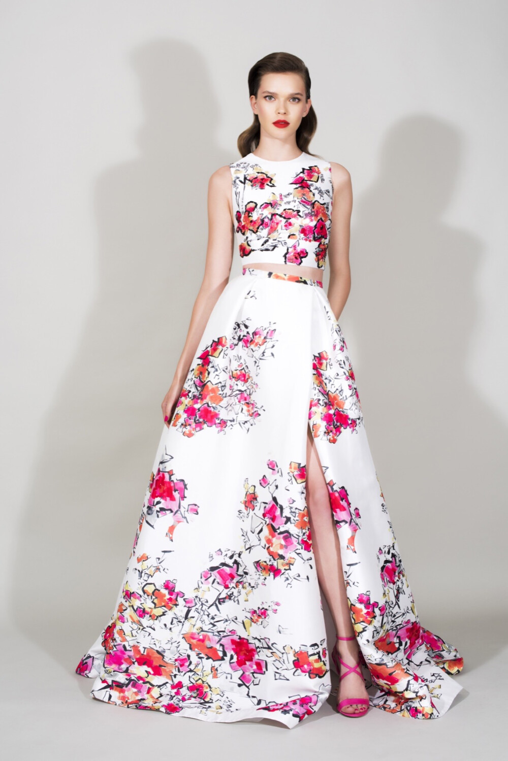 Zuhair Murad Resort 2016。祖海·慕拉2016早春度假系列延续了一贯的仙气和优雅，却不再是不食烟火的超凡，各式印花、刺绣甚至立体花为各种裙装再添几分动人。高腰+大裙摆就是优雅与惊艳的组合，鲜艳华丽的颜色，加上经典的花朵印花设计，多了几分明艳的朝气。