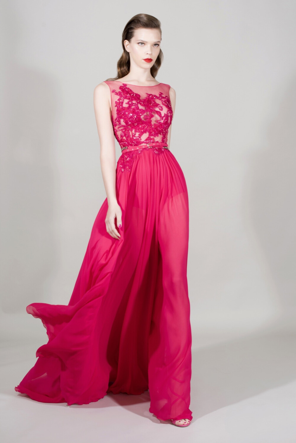 Zuhair Murad Resort 2016。祖海·慕拉2016早春度假系列延续了一贯的仙气和优雅，却不再是不食烟火的超凡，各式印花、刺绣甚至立体花为各种裙装再添几分动人。高腰+大裙摆就是优雅与惊艳的组合，鲜艳华丽的颜色，加上经典的花朵印花设计，多了几分明艳的朝气。