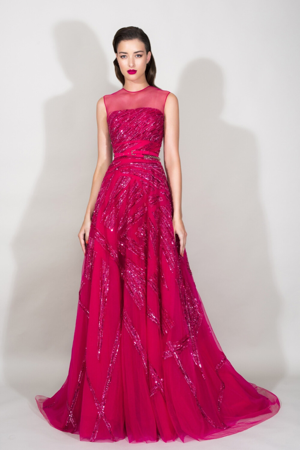 Zuhair Murad Resort 2016。祖海·慕拉2016早春度假系列延续了一贯的仙气和优雅，却不再是不食烟火的超凡，各式印花、刺绣甚至立体花为各种裙装再添几分动人。高腰+大裙摆就是优雅与惊艳的组合，鲜艳华丽的颜色，加上经典的花朵印花设计，多了几分明艳的朝气。