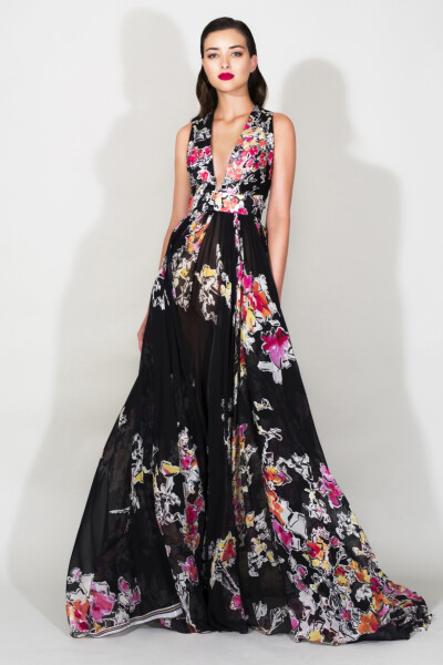 Zuhair Murad Resort 2016。祖海·慕拉2016早春度假系列延续了一贯的仙气和优雅，却不再是不食烟火的超凡，各式印花、刺绣甚至立体花为各种裙装再添几分动人。高腰+大裙摆就是优雅与惊艳的组合，鲜艳华丽的颜色，加上…