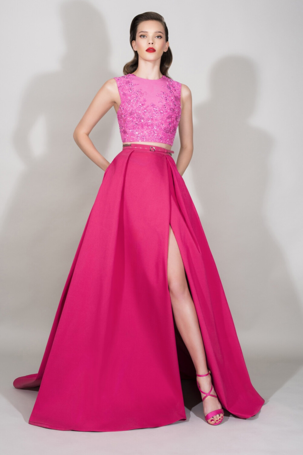 Zuhair Murad Resort 2016。祖海·慕拉2016早春度假系列延续了一贯的仙气和优雅，却不再是不食烟火的超凡，各式印花、刺绣甚至立体花为各种裙装再添几分动人。高腰+大裙摆就是优雅与惊艳的组合，鲜艳华丽的颜色，加上经典的花朵印花设计，多了几分明艳的朝气。