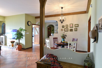 时光流过，中世纪早已越走越远， 然而心中的乡间田野却希望依旧 保留着数百年前的风韵， 走在野外，瓦蓝的天空中有几朵云彩， 阳光软软的，没有刺眼的光芒， 近处的草木破浪般的随风摇摆， 远处起伏的山丘也像是土地…