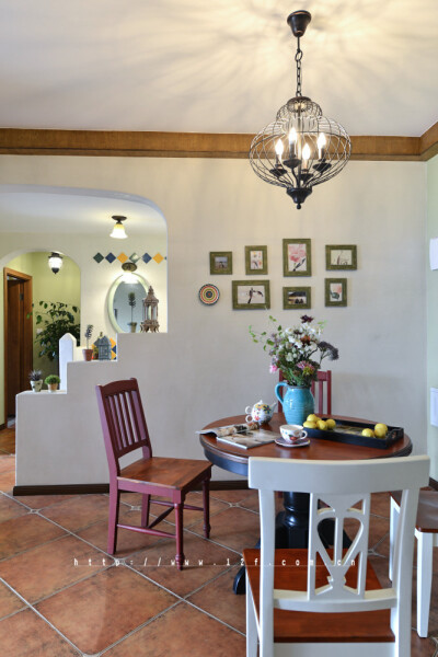 时光流过，中世纪早已越走越远， 然而心中的乡间田野却希望依旧 保留着数百年前的风韵， 走在野外，瓦蓝的天空中有几朵云彩， 阳光软软的，没有刺眼的光芒， 近处的草木破浪般的随风摇摆， 远处起伏的山丘也像是土地…