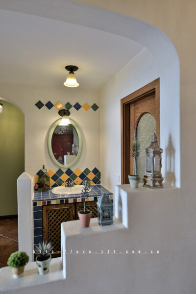 时光流过，中世纪早已越走越远， 然而心中的乡间田野却希望依旧 保留着数百年前的风韵， 走在野外，瓦蓝的天空中有几朵云彩， 阳光软软的，没有刺眼的光芒， 近处的草木破浪般的随风摇摆， 远处起伏的山丘也像是土地…