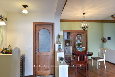 时光流过，中世纪早已越走越远， 然而心中的乡间田野却希望依旧 保留着数百年前的风韵， 走在野外，瓦蓝的天空中有几朵云彩， 阳光软软的，没有刺眼的光芒， 近处的草木破浪般的随风摇摆， 远处起伏的山丘也像是土地…