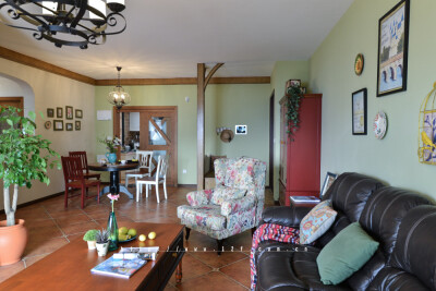 时光流过，中世纪早已越走越远， 然而心中的乡间田野却希望依旧 保留着数百年前的风韵， 走在野外，瓦蓝的天空中有几朵云彩， 阳光软软的，没有刺眼的光芒， 近处的草木破浪般的随风摇摆， 远处起伏的山丘也像是土地…