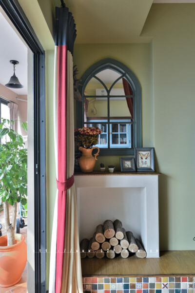 时光流过，中世纪早已越走越远， 然而心中的乡间田野却希望依旧 保留着数百年前的风韵， 走在野外，瓦蓝的天空中有几朵云彩， 阳光软软的，没有刺眼的光芒， 近处的草木破浪般的随风摇摆， 远处起伏的山丘也像是土地…