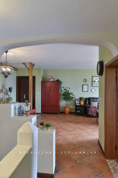 时光流过，中世纪早已越走越远， 然而心中的乡间田野却希望依旧 保留着数百年前的风韵， 走在野外，瓦蓝的天空中有几朵云彩， 阳光软软的，没有刺眼的光芒， 近处的草木破浪般的随风摇摆， 远处起伏的山丘也像是土地…