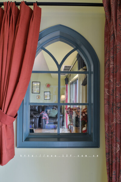 时光流过，中世纪早已越走越远， 然而心中的乡间田野却希望依旧 保留着数百年前的风韵， 走在野外，瓦蓝的天空中有几朵云彩， 阳光软软的，没有刺眼的光芒， 近处的草木破浪般的随风摇摆， 远处起伏的山丘也像是土地…