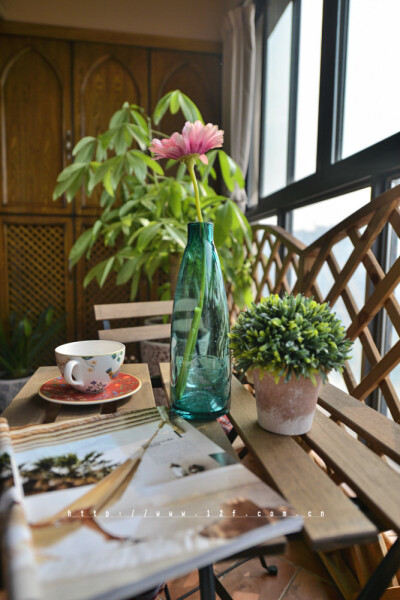 时光流过，中世纪早已越走越远， 然而心中的乡间田野却希望依旧 保留着数百年前的风韵， 走在野外，瓦蓝的天空中有几朵云彩， 阳光软软的，没有刺眼的光芒， 近处的草木破浪般的随风摇摆， 远处起伏的山丘也像是土地…